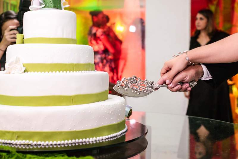 wedding-cake-couple-knife
