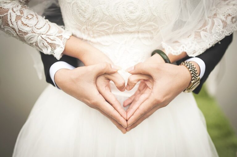 heart-wedding-marriage-hands