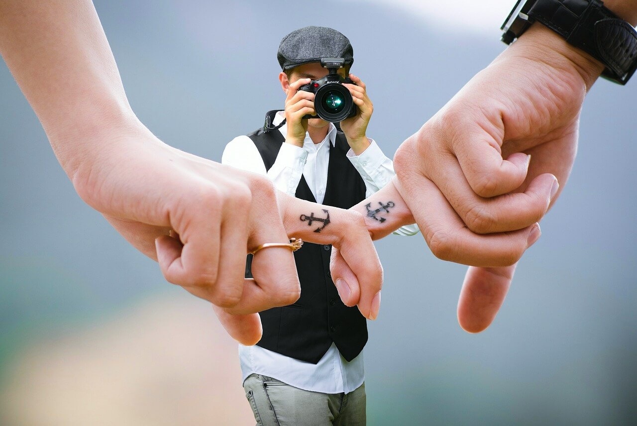 photographer-hands-love-couple