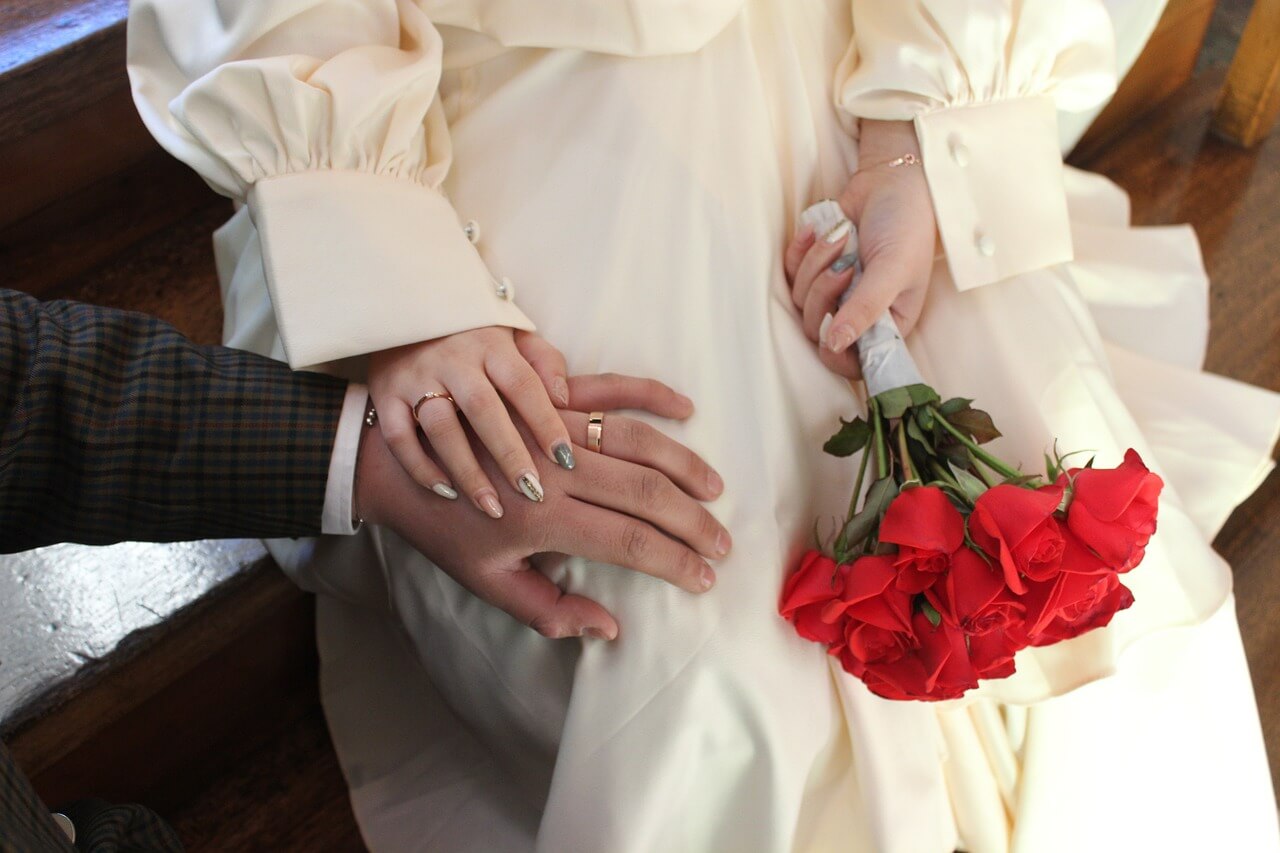white-ring-flower-wedding-ceremony